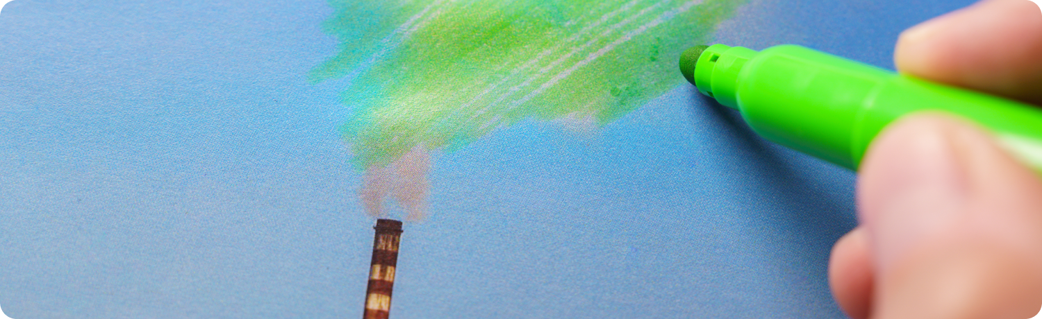 Uma pessoa cobre o fumo que sai de uma chaminÃ© com um marcador verde, referindo-se ao greenwashing