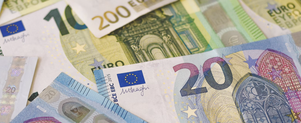 Billetes de euro en un artÃculo sobre los dividendos de Telefónica y Unicaja