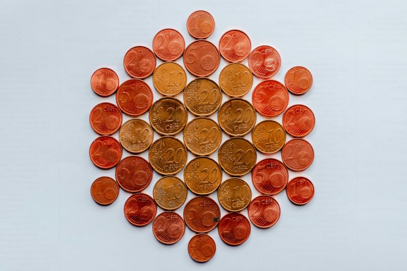 Imagen con monedas de euro en un artÃ­culo sobre quÃ© es la prima de riesgo