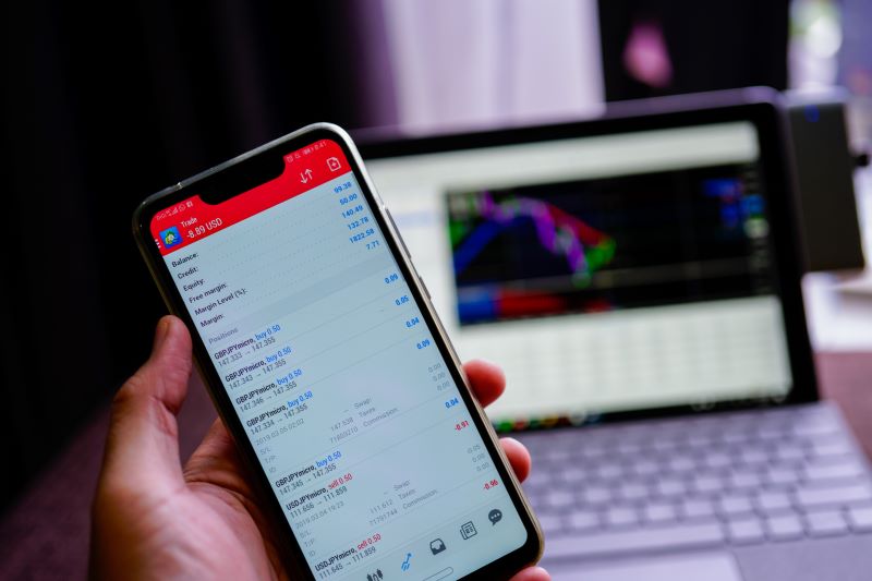 Persona mirando una plataforma de inversiÃ³n en un artÃ­culo sobre quÃ© son los derivados financieros