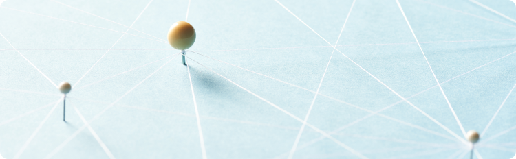 Um pin amarelo colocado de forma proeminente num fundo branco limpo, criando um contraste visual impressionante