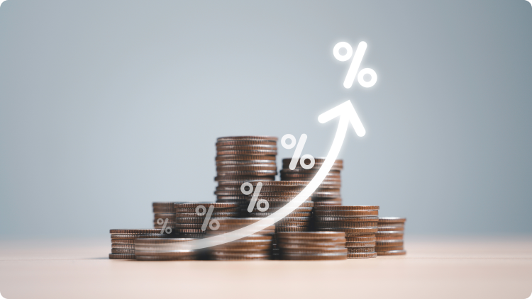 Uma pilha de moedas com uma seta para cima e um sinal de percentagem, simbolizando o crescimento financeiro e o aumento dos rendimentos do investimento.
