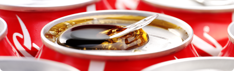 A parte superior de uma lata de Coca-Cola aberta