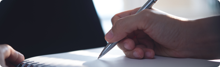 Bloco de notas em cima de uma mesa com caneta antes de uma reuniÃ£o no escritÃ³rio