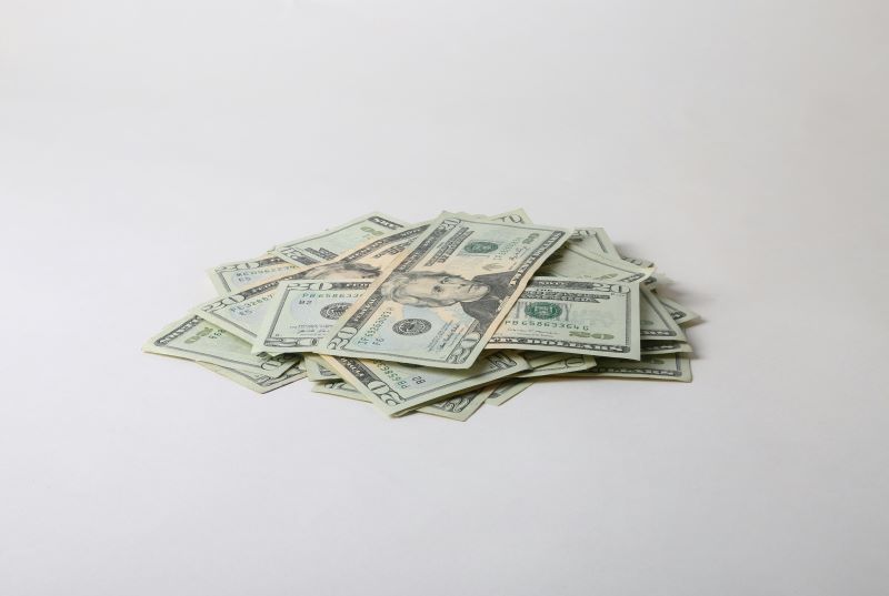 Imagen de billetes en un artÃ­culo sobre quÃ© son los ETFs de renta fija