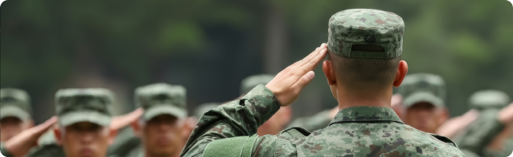 Um soldado presta continÃªncia respeitosamente em frente a uma formaÃ§Ã£o de colegas soldados, mostrando a camaradagem e a disciplina militares