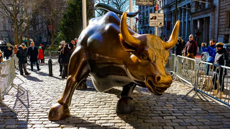 Imagen del toro de Wall Street en un artÃ­culo sobre la Bolsa de Estados Unidos