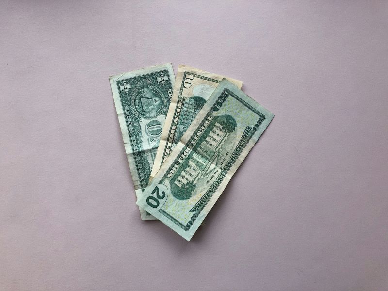 Imagen de un fajo de billetes en un artÃ­culo sobre quÃ© es el cash flow