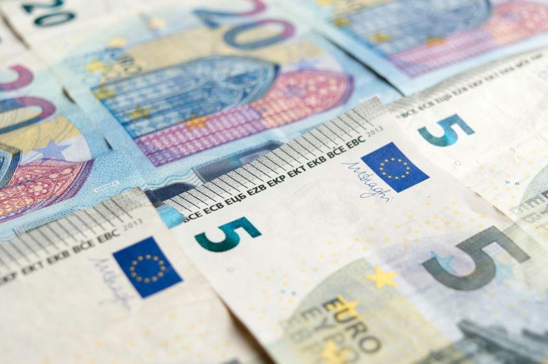 Imagen de billetes de euro en un artÃ­culo sobre cÃ³mo ahorrar cobrando 1.000 euros