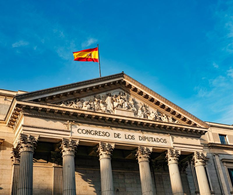 Imagen de la bandera de EspaÃ±a en el Congreso de los Diputados en un artÃ­culo sobre quÃ© es el Ibex 35