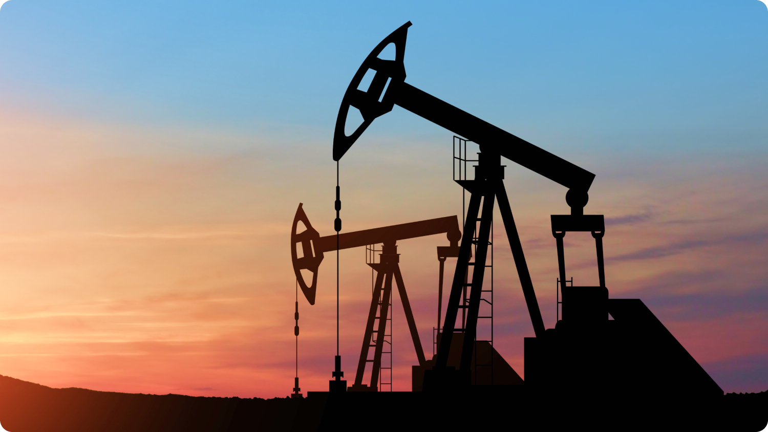 Silhueta de plataforma de perfuraÃ§Ã£o de petrÃ³leo contra o cÃ©u ao pÃ´r do sol, simbolizando o potencial de investimento em energia