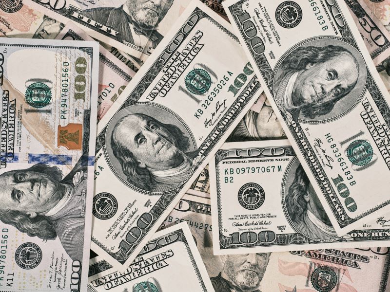 Imagen de una billetes en un artÃ­culo sobre quÃ© es el dÃ©ficit pÃºblico