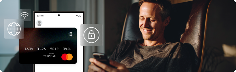 Um homem utiliza o seu smartphone para efetuar um pagamento com cartÃ£o de crÃ©dito e um telemÃ³vel com uma aplicaÃ§Ã£o e um cartÃ£o de pagamento virtual sÃ£o apresentados no ecrÃ£