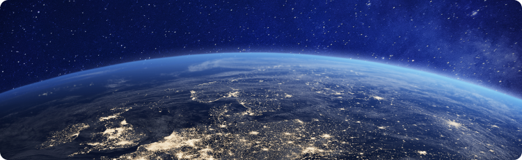  PÄmÃ¢ntul noaptea, cu luminile strÄlucitoare ale oraÈelor Èi fundalul stelelor sclipitoare, evidenÈiind atmosfera vibrantÄ a planetei