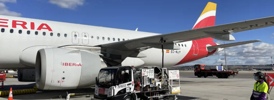 Imagen de un avión de Iberia, de IAG