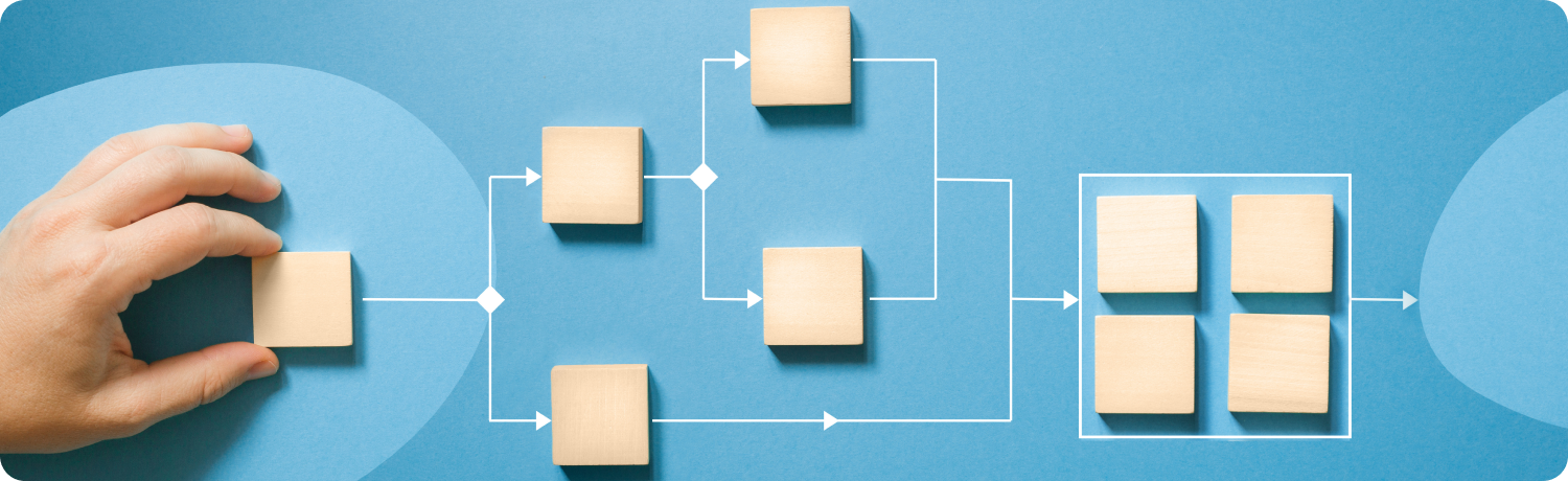 O mÃ¢nÄ atinge uÈor o tablÄ albastrÄ Ã®mpodobitÄ cu blocuri colorate, prezentÃ¢nd o experienÈÄ de Ã®nvÄÈare interactivÄ