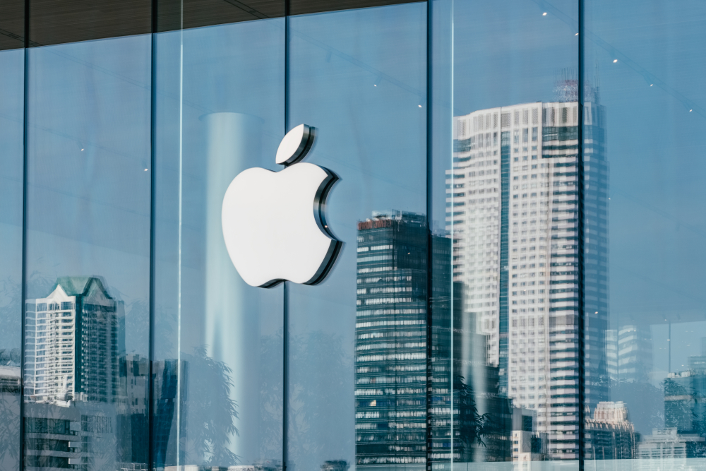 logo de apple en un edificio