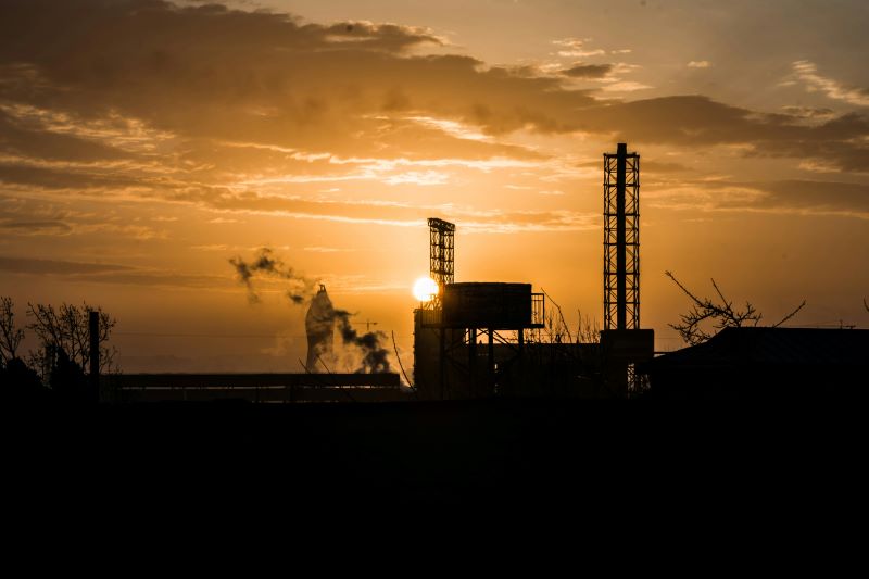 Imagen de un pozo petrolero en una noticia sobre Repsol