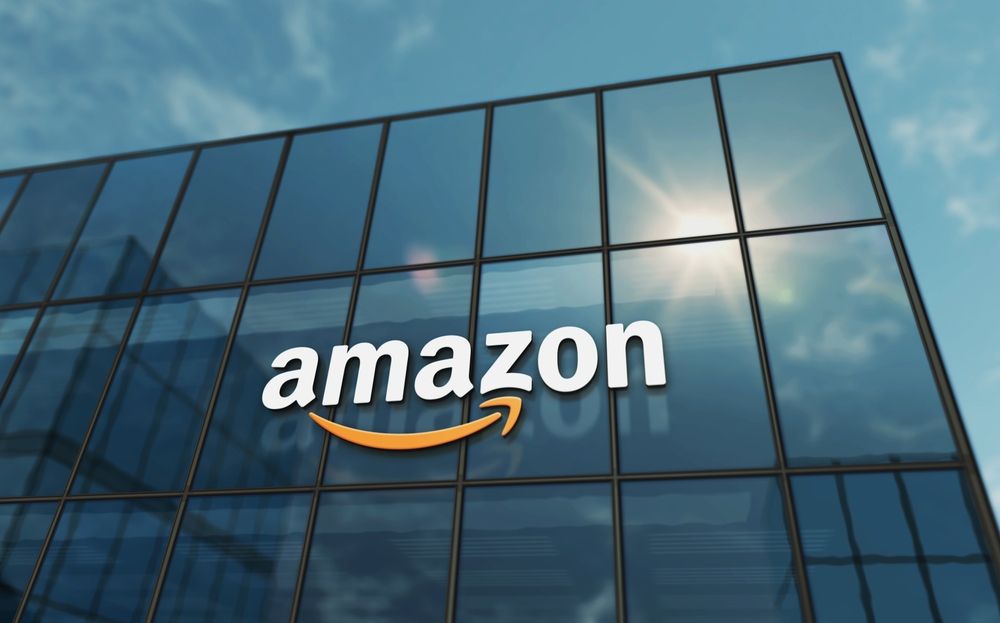Edificio de Amazon con su logo