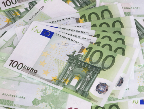 varias notas de 100 euros