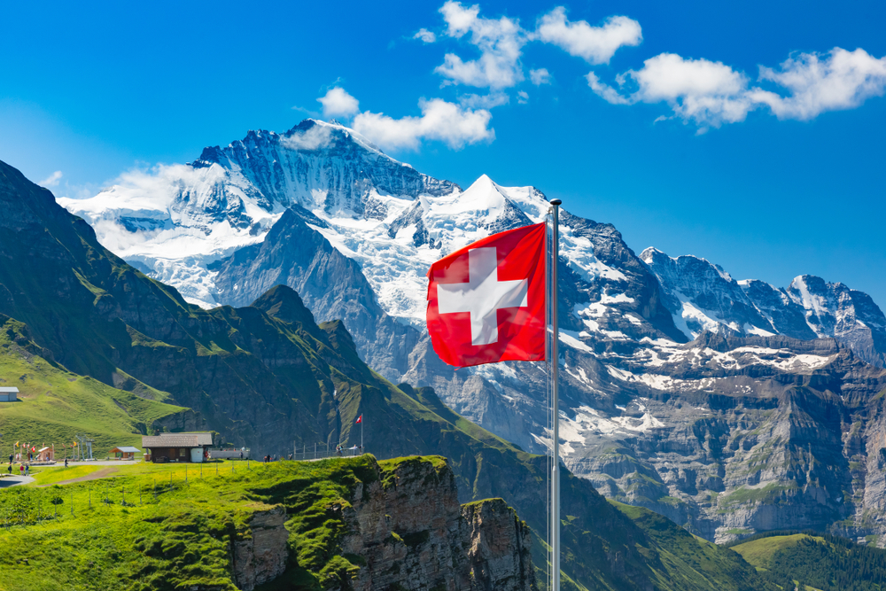 Bandera de suiza en los alpes