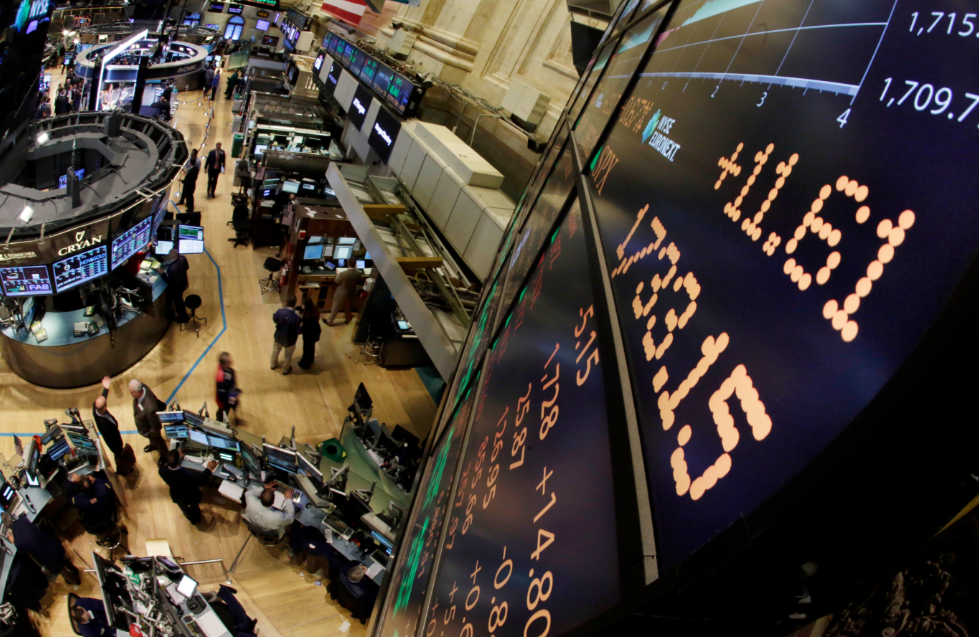 pantalla con numeros en una oficina en wall street