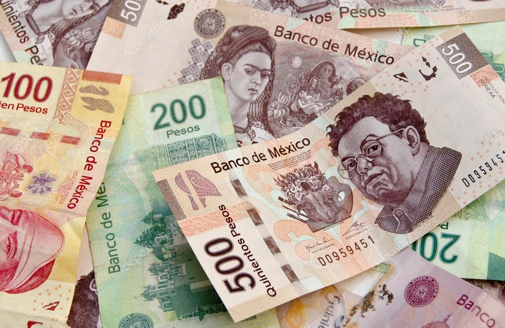 varias notas de peso mexicano