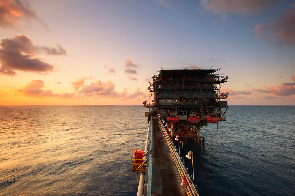 plataforma de petroleo en el mar