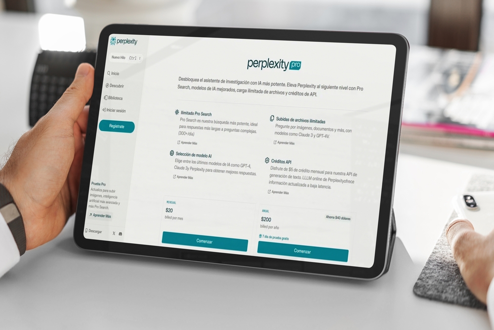 Hombre sosteniendo una tableta que muestra la pagina inicial de perplexity