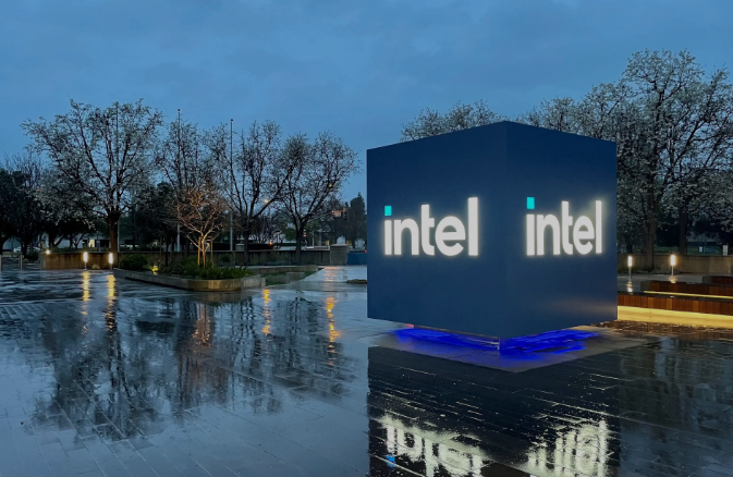 Simbolo de intel en un lago