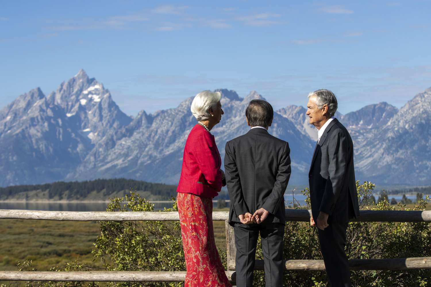Jerome Powell con Cristine Lagarde y otro hombre en jackson hole