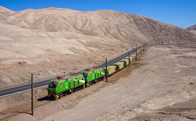 Tren de la SQM en el desierto