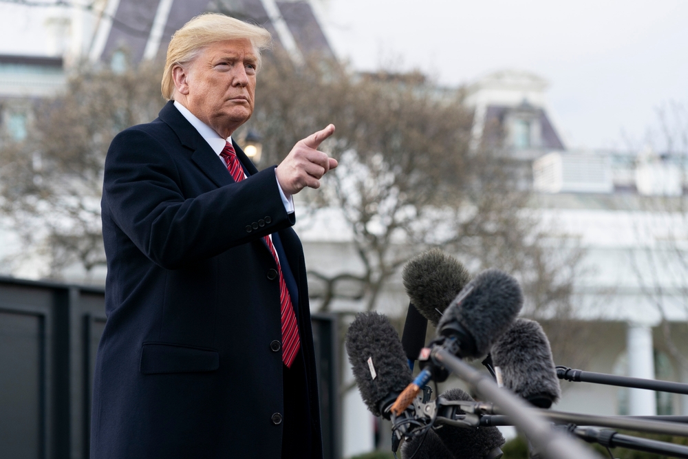 Donald Trump apuntando hacia algo