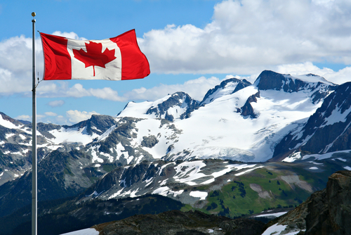 Bandera de Canada en la montana