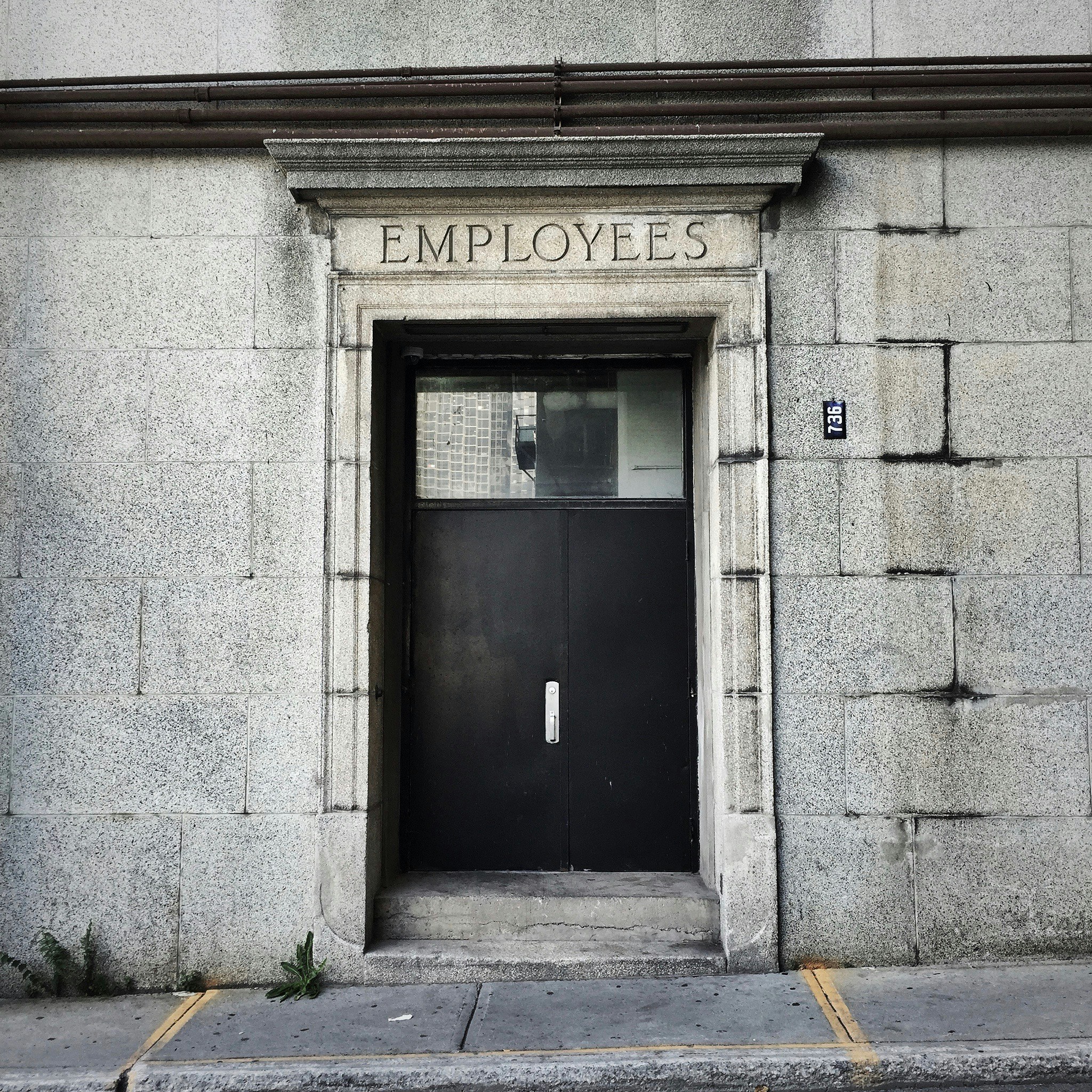 Imagen de una puerta en la que se lee employees en un articulo sobre el empleo de Estados Unidos