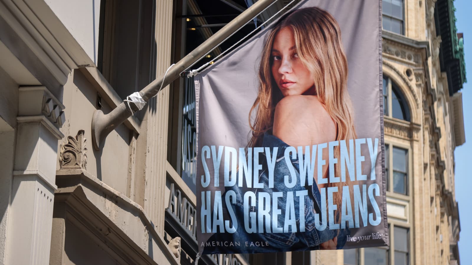 Una publicidad de Sidney Sweeney para American Eagle en la calle
