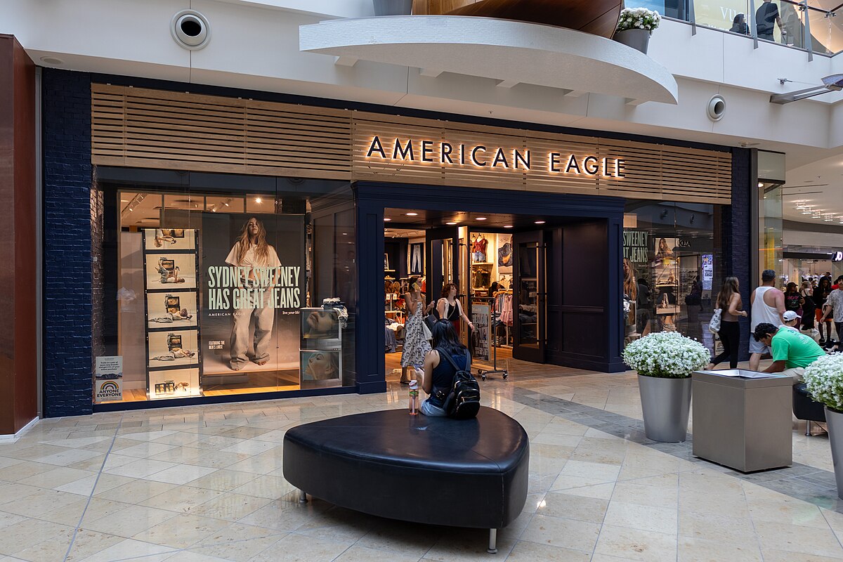 Una tienda de american eagle con la campaña de sidney sweeney