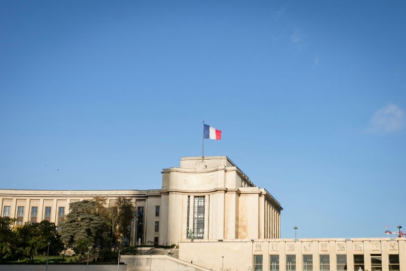 Imagen de un monumento con la bandera de Francia en un artÃculo sobre la cuestión de confianza de Francois Bayrou