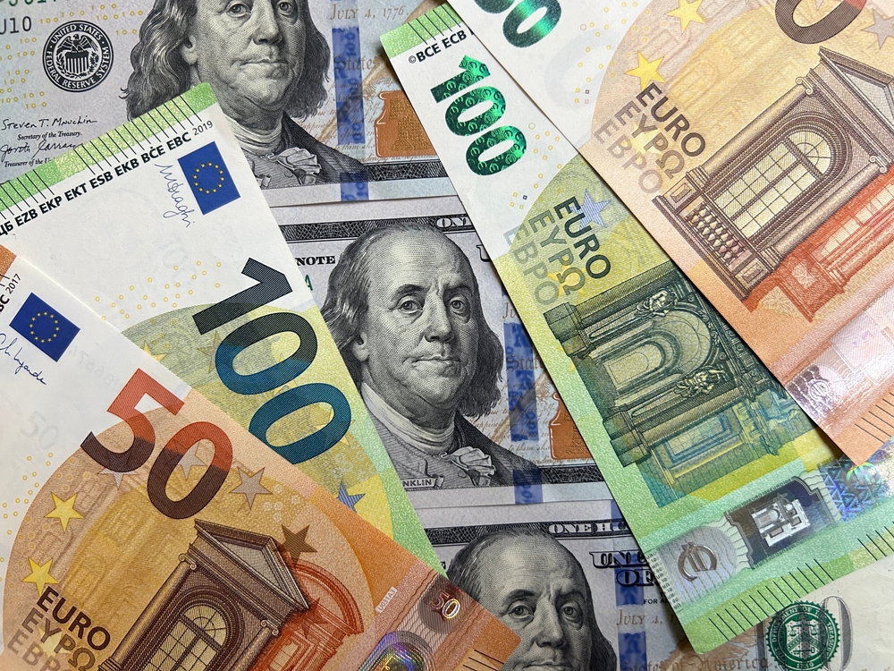 Varias notas en efectivo representando el mercado forex
