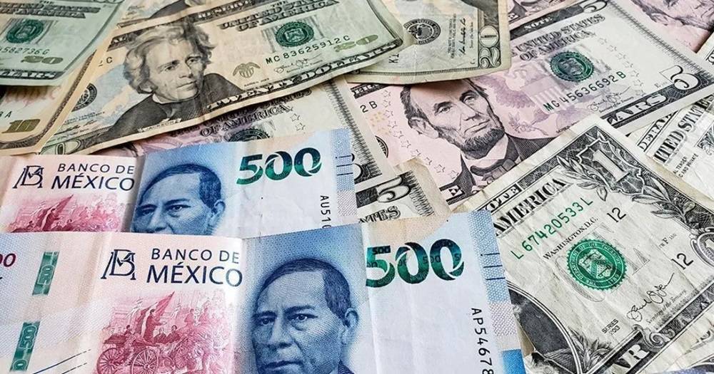 Varias notas de dolares y peso mexicano