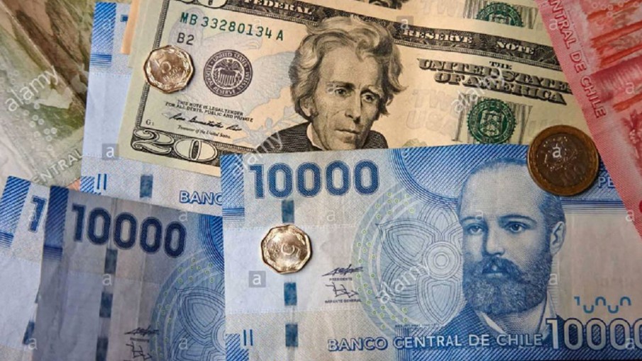 varias notas de dolar y peso chileno