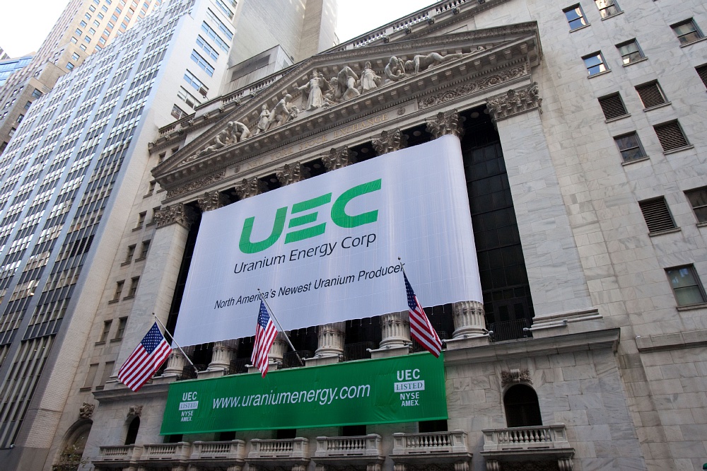Uranium energy corp logo en la frente de la bolsa de nueva york