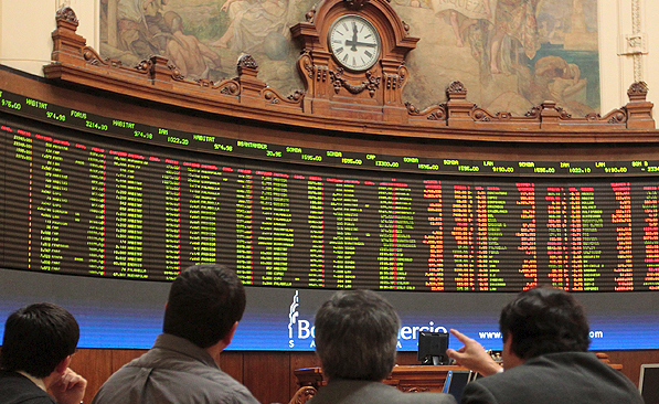 Pantalla de numeros de la bolsa de Santiago
