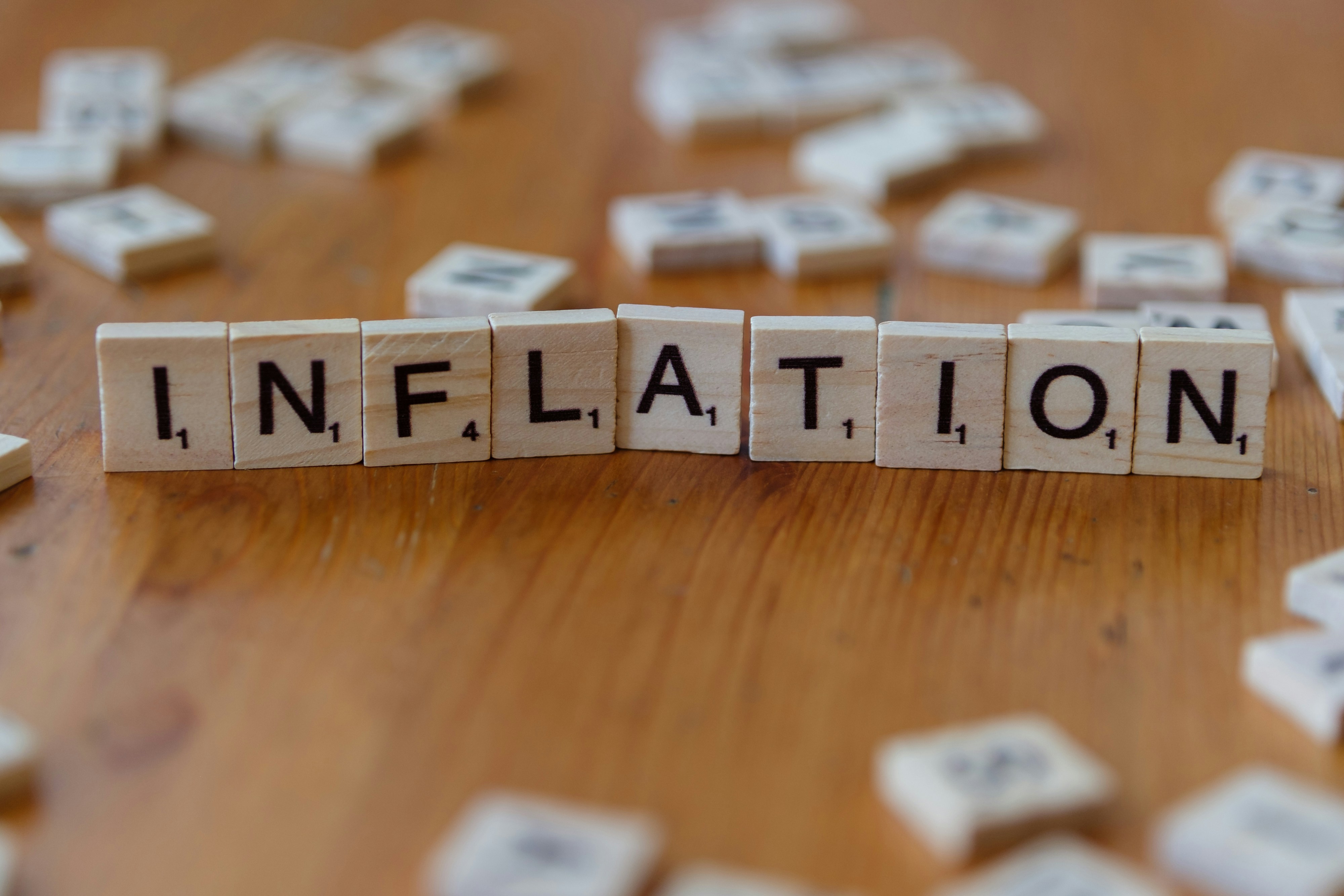 Fichas de dominó en las que se puede leer inflation
