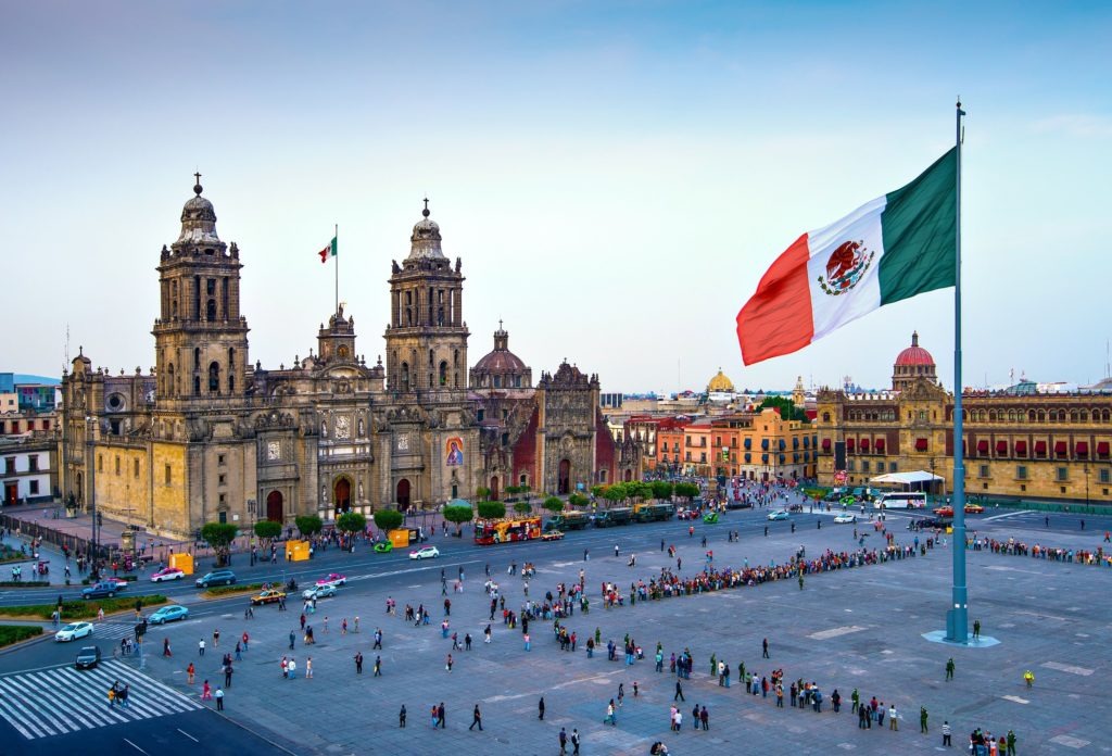 Bandera de Mexico en una plaza