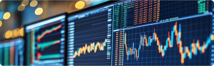 Close-up de vários ecrãs exibindo vários dados do mercado de ações, incluindo gráficos, números e tendências