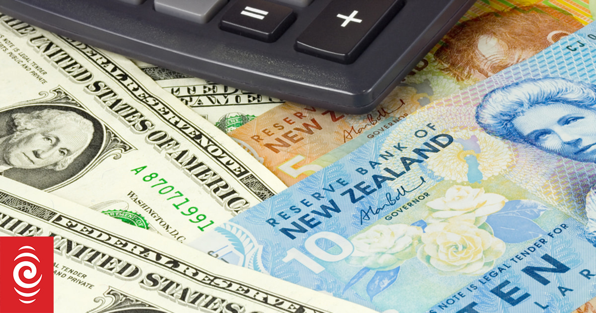 Varias notas del dolar y del dolar neozelandes