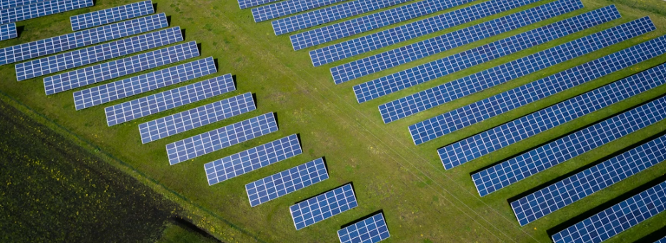 Imagen de placas solares en un artÃculo sobre Naturgy
