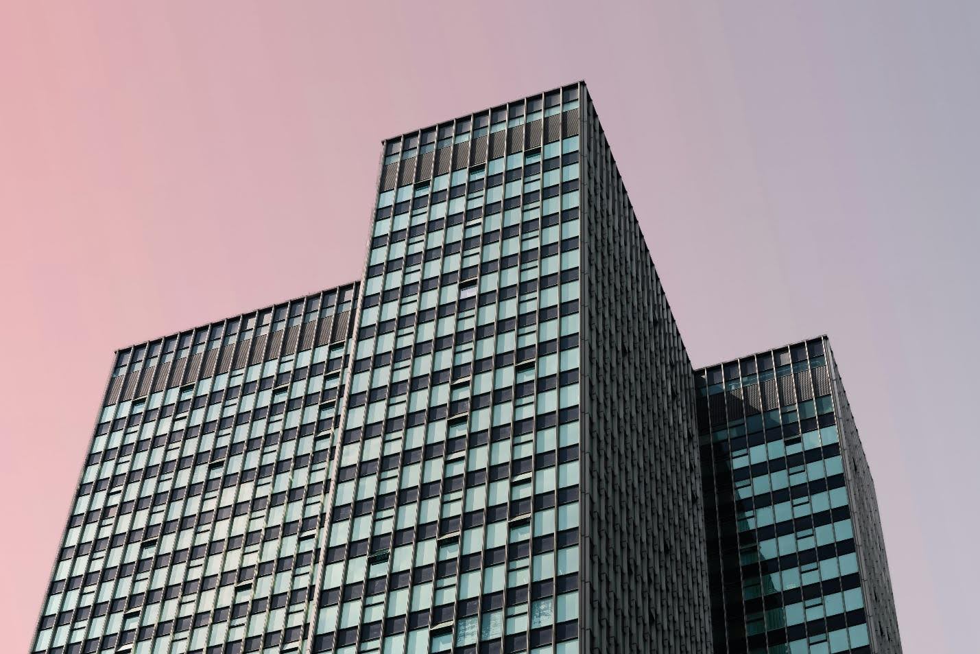 Fachada de edifÃ­cio empresarial moderno