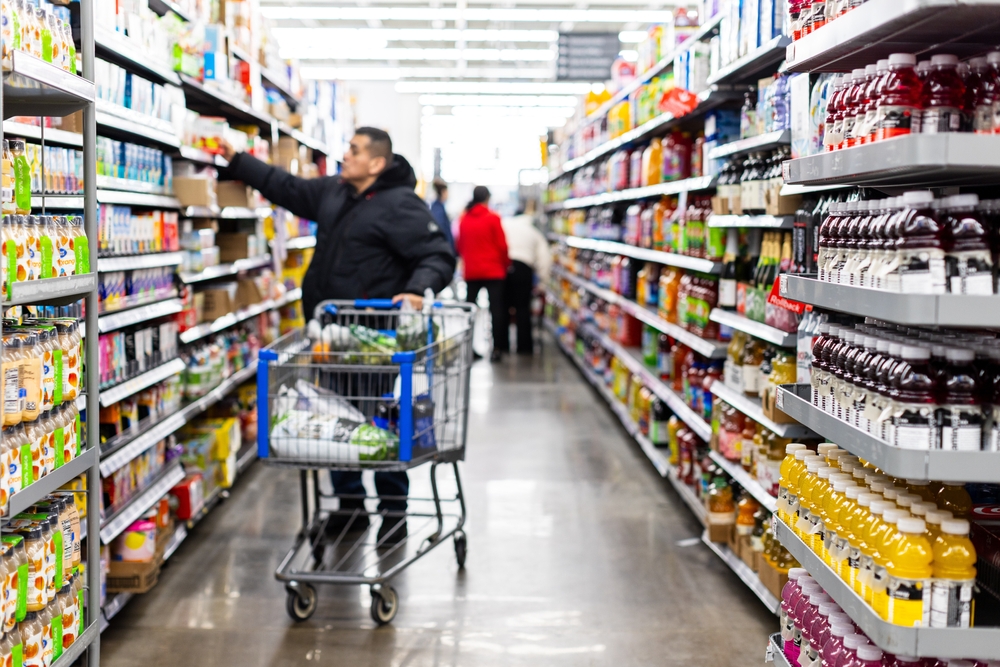 Una persona haciendo compras en un supermercado